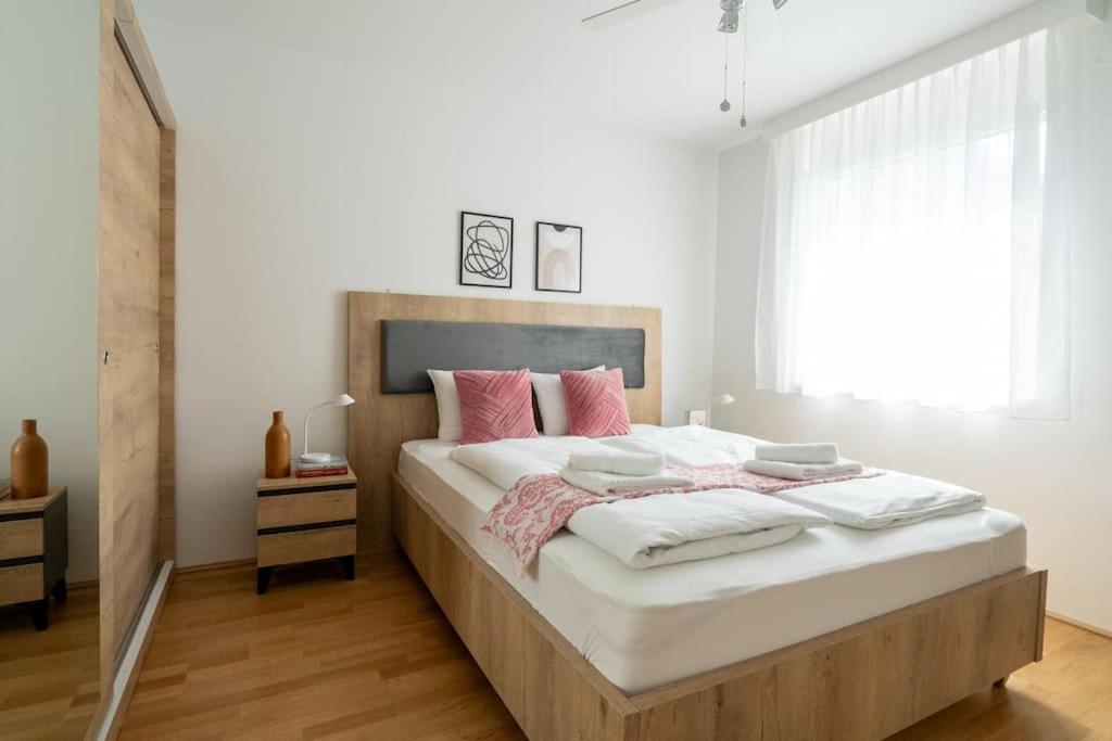 Apartmán Elegant 1Br Flat With Balcony By Hm Vídeň Exteriér fotografie
