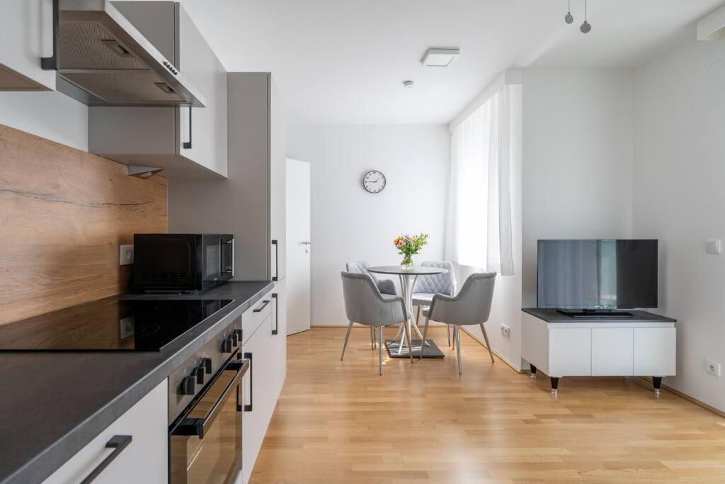 Apartmán Elegant 1Br Flat With Balcony By Hm Vídeň Exteriér fotografie